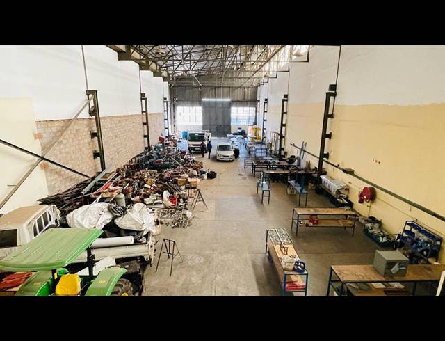 700M² WAREHOUSE TO LET IN LEA GLEN